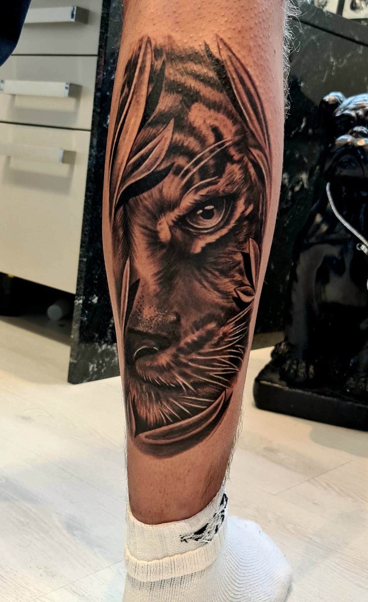 Realistisk blackwork tatovering fra studiet i Horsens